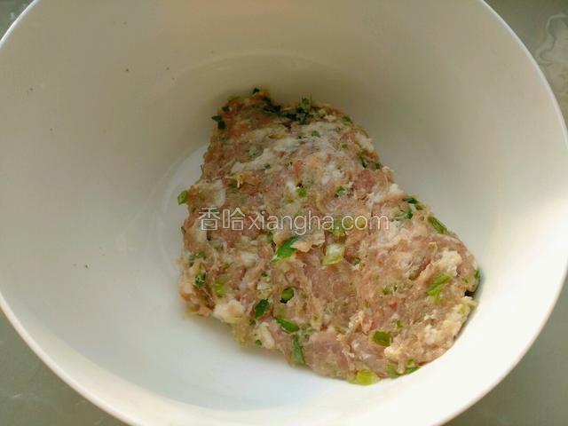 剁好的肉馅，+了葱花、姜、剁碎备用。