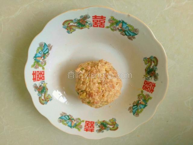 分割四个大肉丸，两手团成圆球状