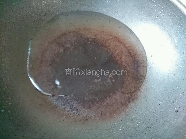 备炒锅，添加约一碗左右清水，放酱油半勺，料酒少量，胡椒粉少许。