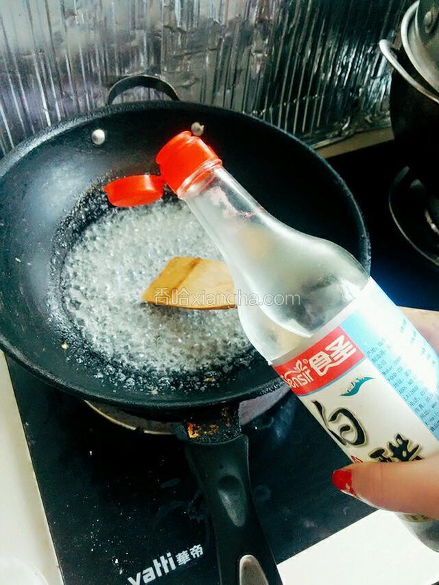 在倒入3小滴的白醋，