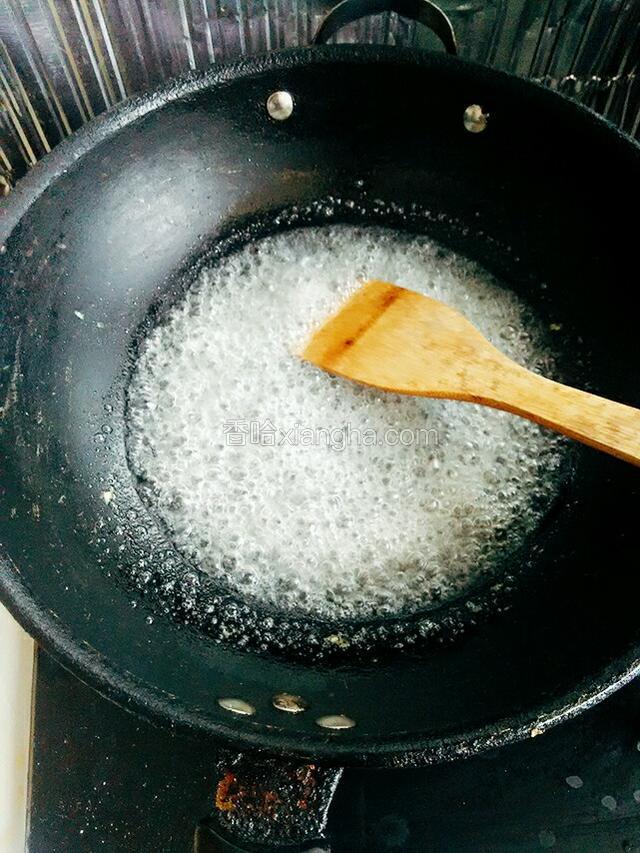 锅中倒入80克凉白开，倒入80克的冰糖，
