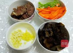 胡萝卜黑木耳炒牛肉的做法图解1