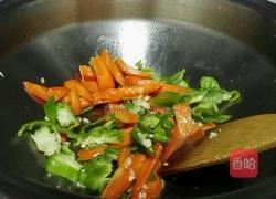 胡萝卜黑木耳炒牛肉的做法图解3