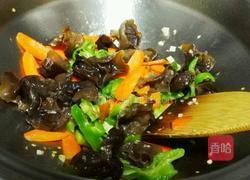 胡萝卜黑木耳炒牛肉的做法图解4