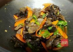 胡萝卜黑木耳炒牛肉的做法图解7