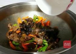胡萝卜黑木耳炒牛肉的做法图解6