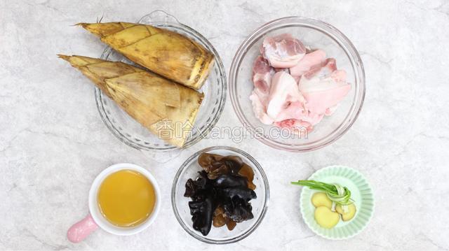 准备好食材，肘子提前切块，去毛。黑木耳提前泡发，洗干净。姜切片，葱打结