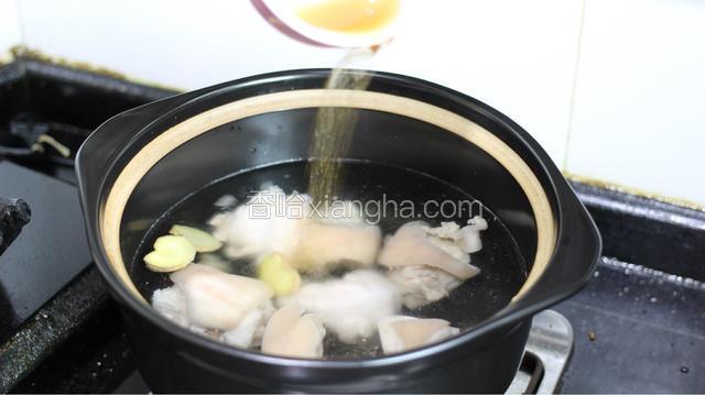 取一个砂锅，倒入肘子，姜片，盐，料酒，大量水和葱。水烧开后转小火慢慢炖