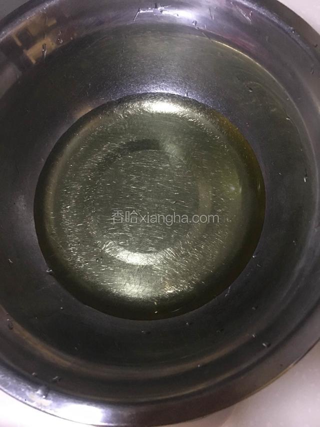 把油倒入盘子中