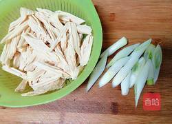 大葱烧腐竹的做法图解1