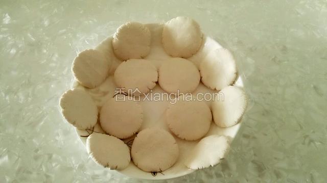 放入盘子里。（盘子里先铺一层保鲜膜，再把粑粑放入，防止粘连）