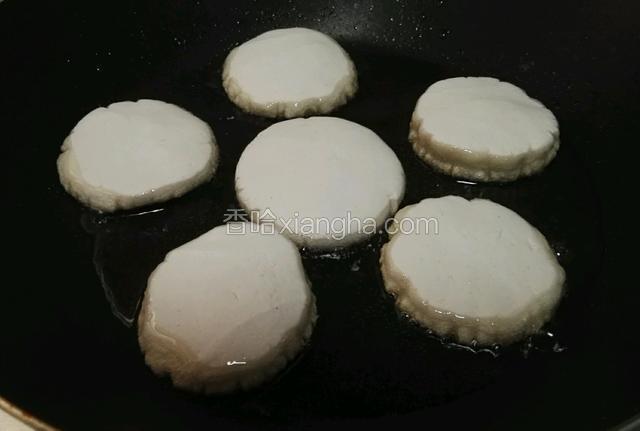 放入糯米粑粑，中小火煎，注意翻面（不要放多了，粑粑挤在一起会粘连的）