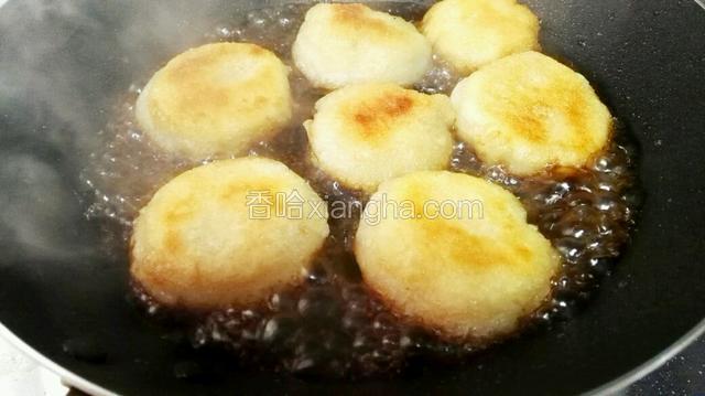 倒入一半红糖水，煮半分钟（小火，不要煮久了，糖糊了就有苦味。）因为我是分两锅煎的，所以红糖水也要分成两份。