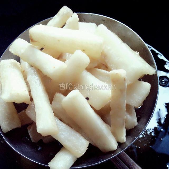 炸至山药条微黄，捞出控油