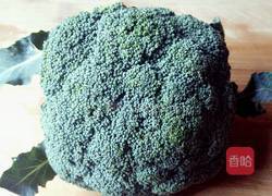 西兰花炒木耳的做法图解2