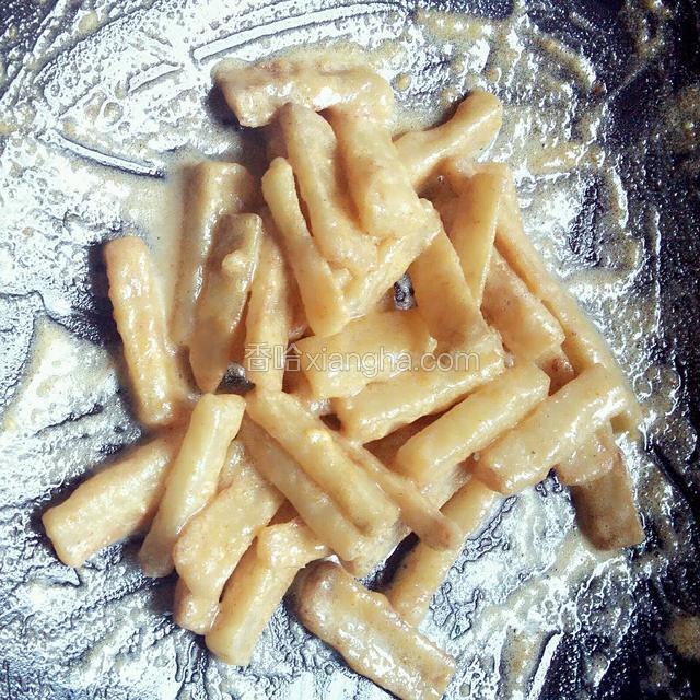 倒入山药条翻炒均匀，盛入盘中，用焯好的西兰花装饰一下。