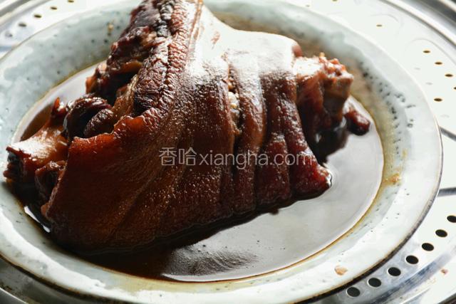 汤汁不要烧干，捡去葱姜料包，留些汤汁与肘子一起装碗，上蒸锅大火蒸半小时，这样肉皮会更糯。