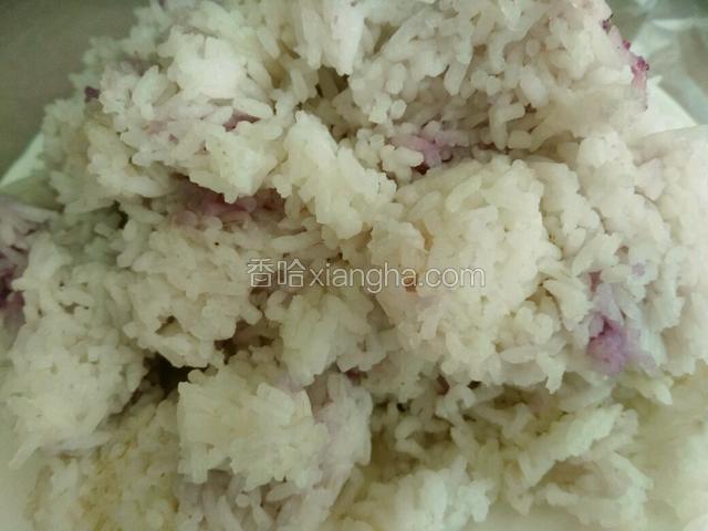 米饭提前冷藏（看到带点紫色了吧，那是因为煮饭时上面蒸紫薯）