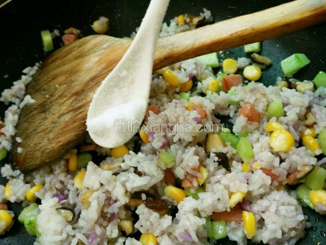 放入适量盐、鸡精调味