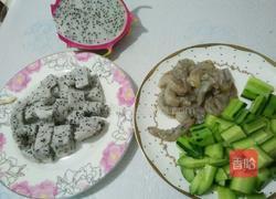 火龙果炒虾仁的做法图解1