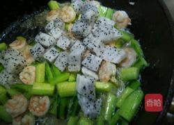 火龙果炒虾仁的做法图解4