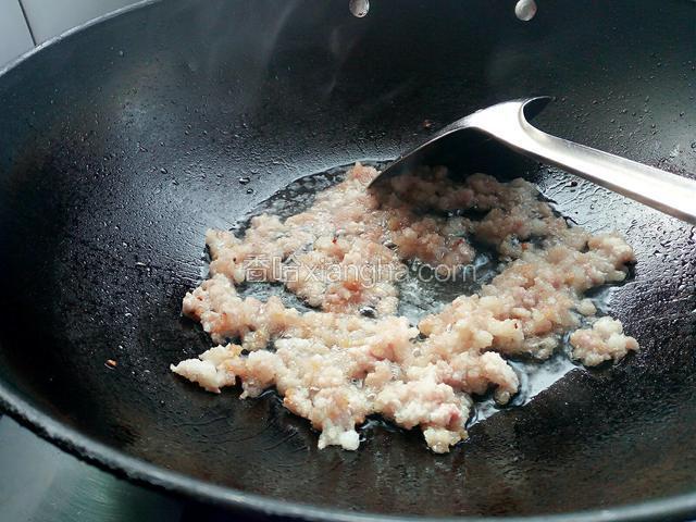 再倒入腌制好的肉沫翻炒受热均匀，微微上色即可。