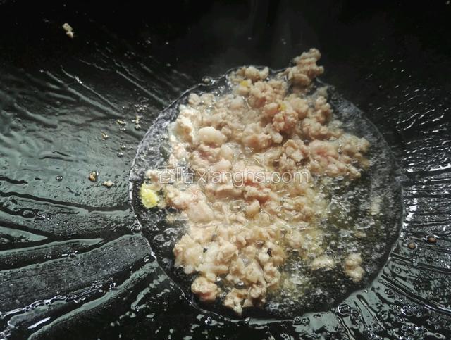 净锅开小火，下入肉末炒熟