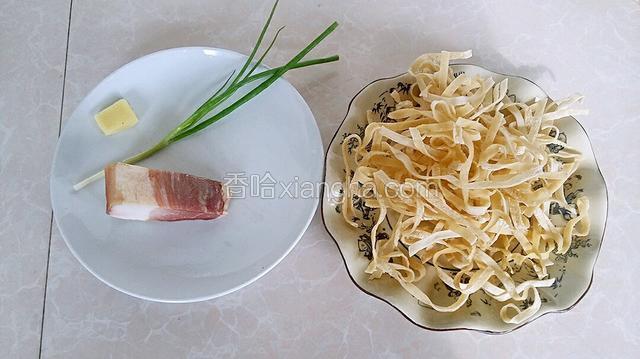 把腊肉，豆丝，姜和香葱准备好。