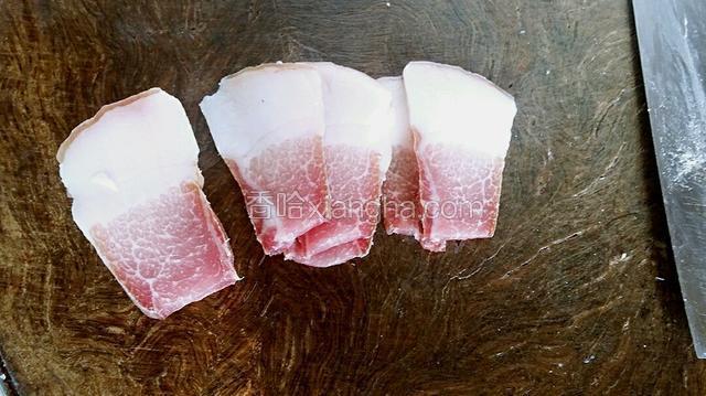 腊肉案板上切尽可能的薄片