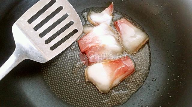 锅内加食用油少许，腊肉下锅，开小火把腊肉煸制出油，这样做目的；腊肉吃起来不腻，煸出的油煮豆丝味更浓香。