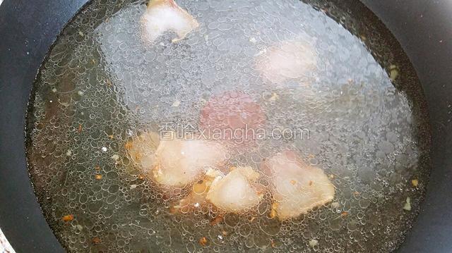 接着往锅内加清水适量