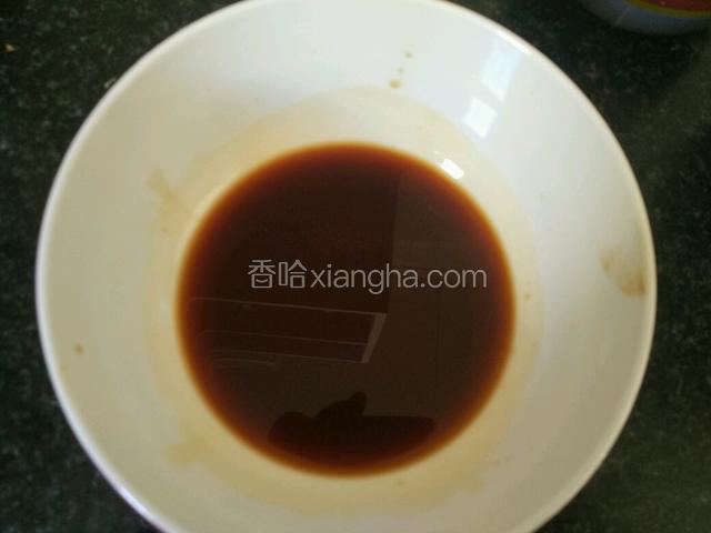 用鲍鱼汁，蚝油，糖，醋，生抽，老抽调成汁