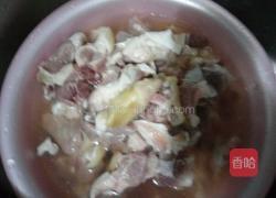 猪肘子炖藕的做法图解1