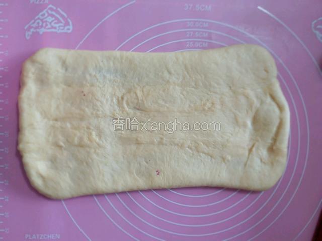 把包了豆沙馅的面饼擀长些。