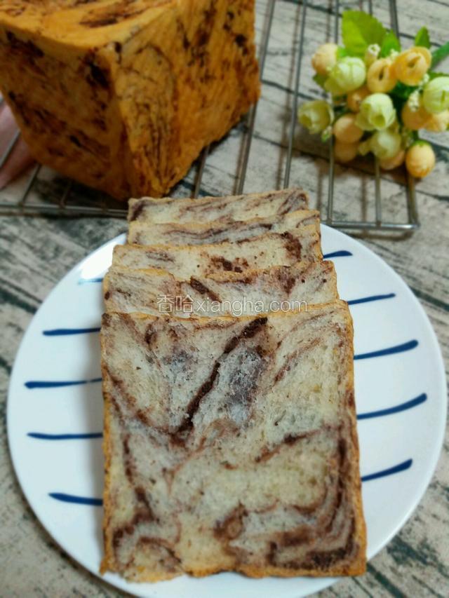 发酵好的面团盖上土司盒盖，烤箱温度调到150度烤50分钟。金灿灿的土司就ok啦！
