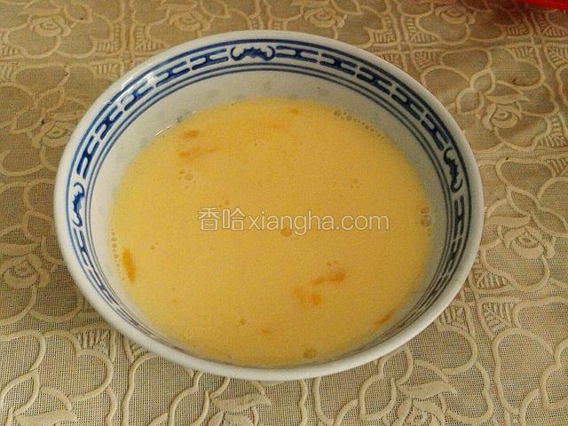 打蛋液，加入水，盐，打匀