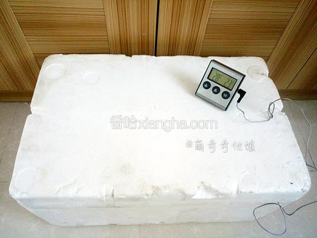 保温箱的保温性很好，助于发酵。面包的一发非常重要，可以用温度计监控温度。一发不超过28℃。