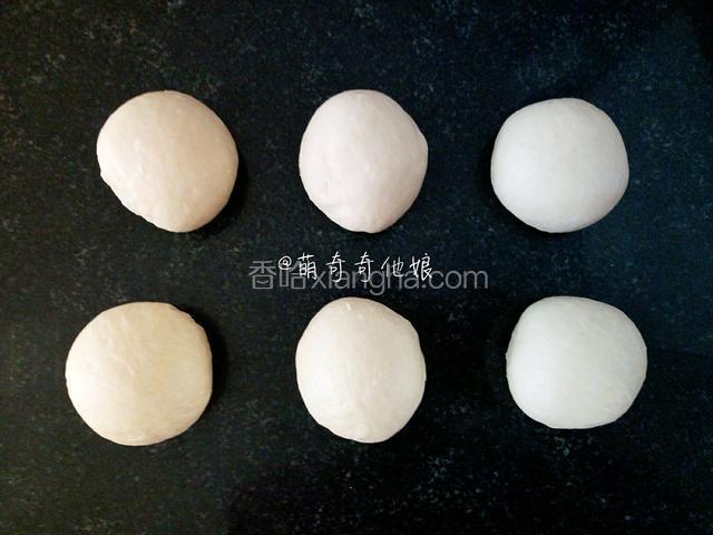 取出按压排气，称重分割成六等份。滚圆盖保鲜膜松弛15分钟。趁松弛空隙把豆沙分成六等份搓圆备用。