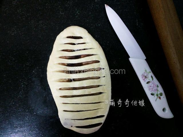 用锋利的小刀均匀的划上口子，底部不划穿。用刀片最好，就是老式刮胡子那种，我家没有刀片，用的陶瓷刀。