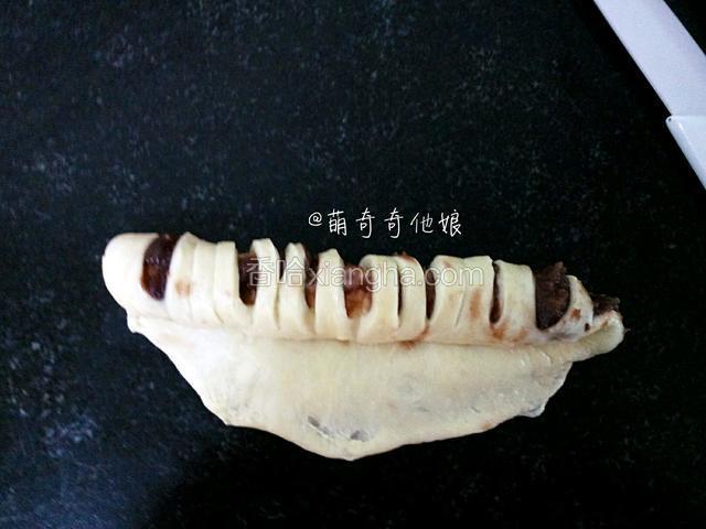 小心翻面，横向放，压薄底边，由上至下卷起来。