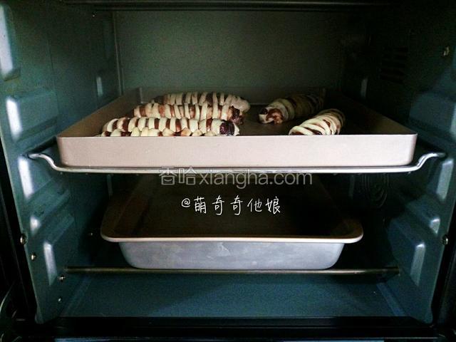 放入烤箱，底层放一烤盘热水，在温度38度湿度75%的环境中进行最后发酵。
