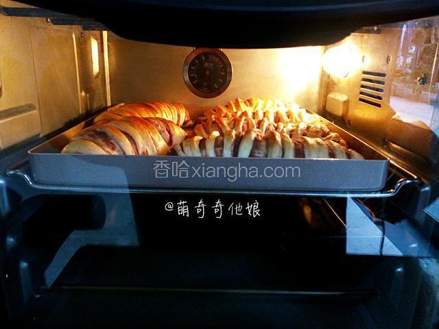 送入预热好的烤箱中层，上下火180度，烤13-15分钟即可。