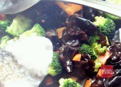 西兰花炒木耳的做法图解9