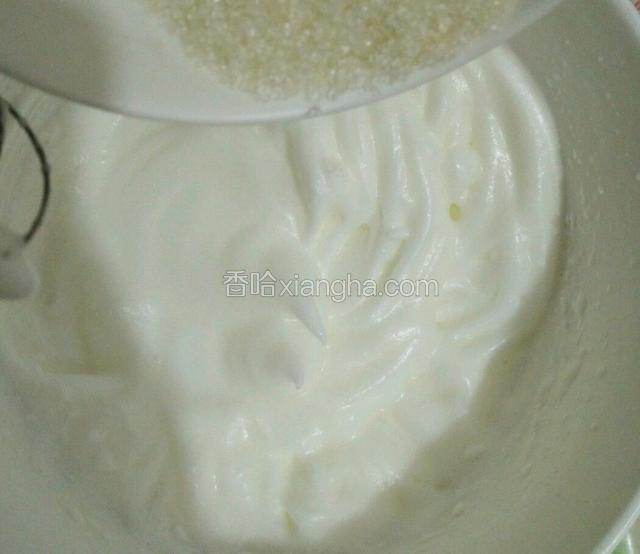 第二次打到蛋清发白时，再加入15克的白糖，打发到湿性和硬性发泡之间，提起打蛋器有弯沟状就好，不要打太干，要不卷起来会裂