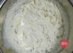 Illustration of how to make dragon fruit cream cake roll 12