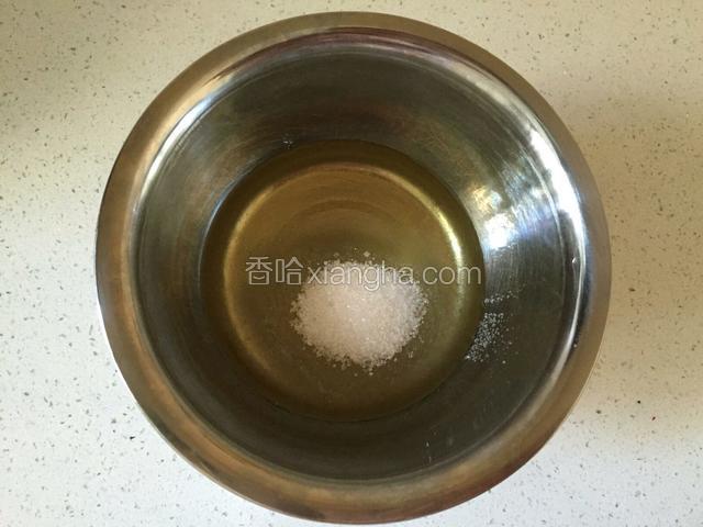 盆中白砂糖倒入玉米油和
