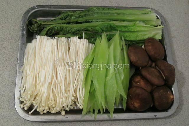 烤鱼的过程中可以准备自己喜欢的配菜：香菇，金针菇和莴笋……等等~