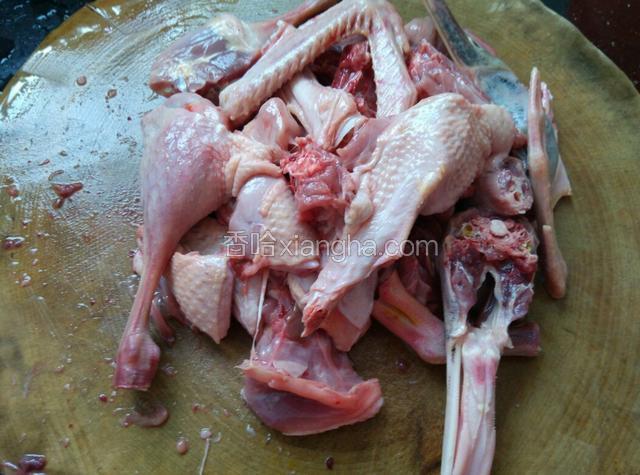 把鸭子切块，炖的可以稍微切大块一点。