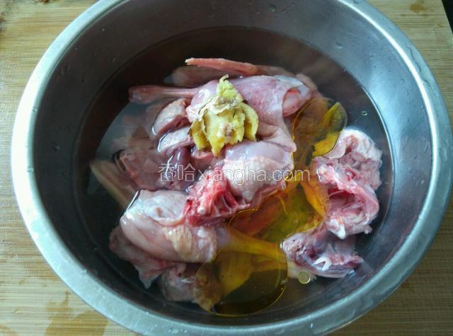 把鸭肉放入盆中，加入拍扁的姜、30克茶油，适量水。