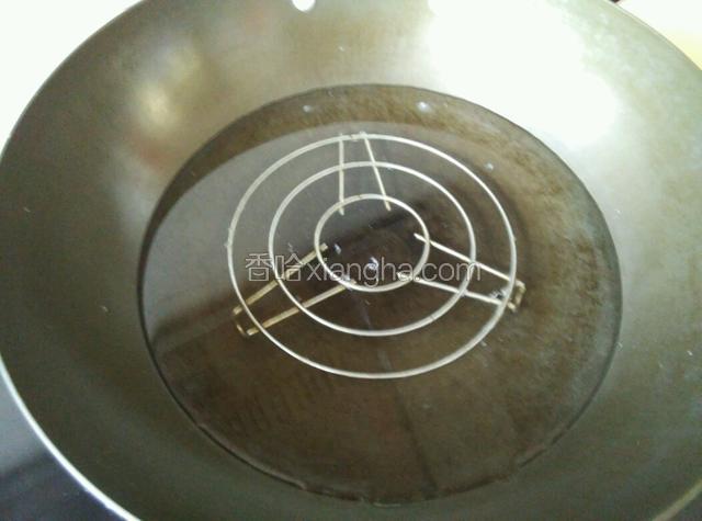 锅里放适量水，放入锅架。